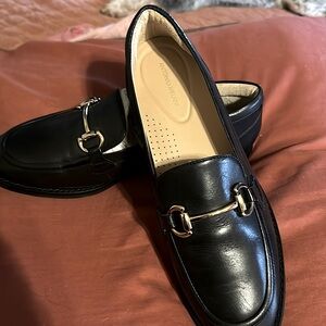 Super nice Antonio Melani ladies loafer with gold snaffle bit accent. Women sz 9